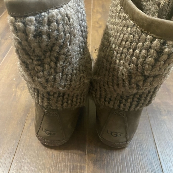 Ugg Australian Lyza grey boots -reposhed from @fashionista6869/Mary Beth E - Picture 5 of 8